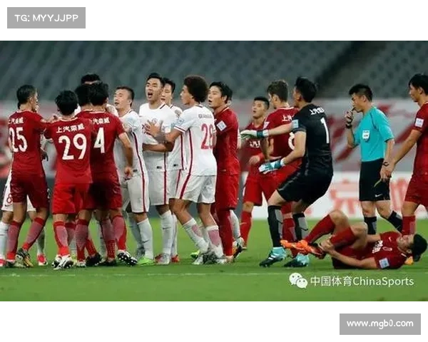 “巾巾计较”上港、权健两败俱伤 足协追罚“毛巾闹剧”主角